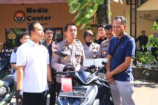 Motor Dicuri Kembali, Korban Tak Kuasa Tahan Haru Saat di Mapolres Ngawi