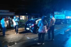 Hujan dan Angin Tumbangkan Pohon di Lamongan, 1 Mobil Tertimpa 9 Hujan dan Angin Tumbangkan Pohon di Lamongan, 1 Mobil Tertimpa