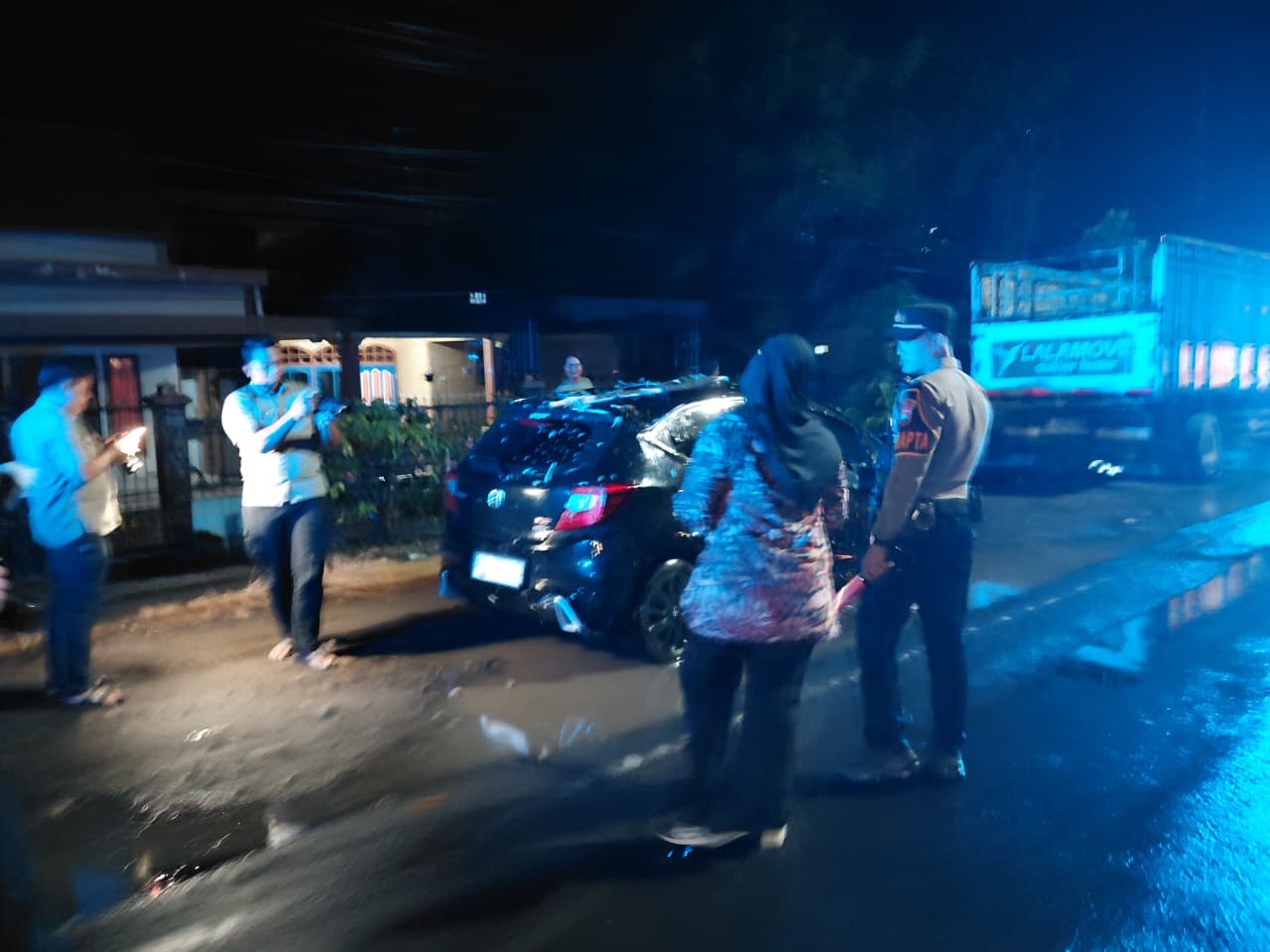 Hujan dan Angin Tumbangkan Pohon di Lamongan, 1 Mobil Tertimpa