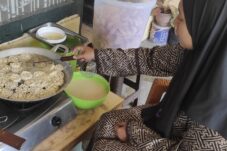 Berkah Ramadan, Cuan Jutaan Rupiah Jajanan Jadul Kembang Goyang 10 Berkah Ramadan, Cuan Jutaan Rupiah Jajanan Jadul Kembang Goyang