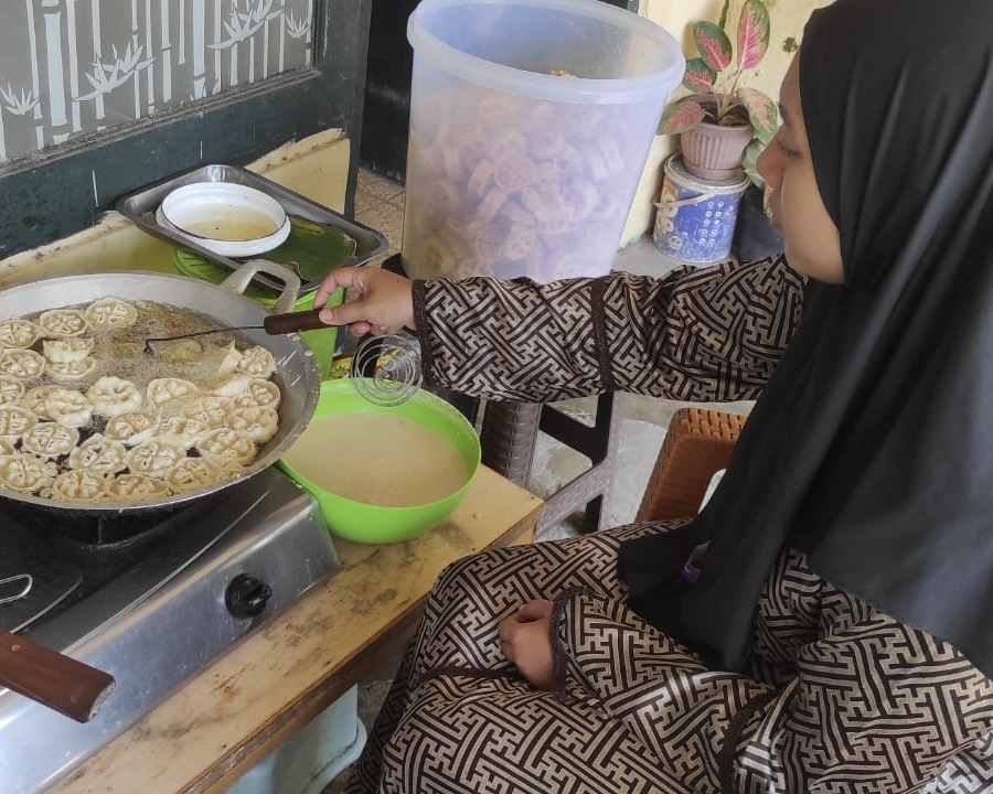 Berkah Ramadan, Cuan Jutaan Rupiah Jajanan Jadul Kembang Goyang