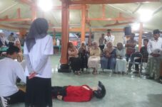 Tekan Fatalitas Kecelakaan, Polisi dan Tenaga Medis Edukasi Warga Balongbendo 3 Tekan Fatalitas Kecelakaan, Polisi dan Tenaga Medis Edukasi Warga Balongbendo