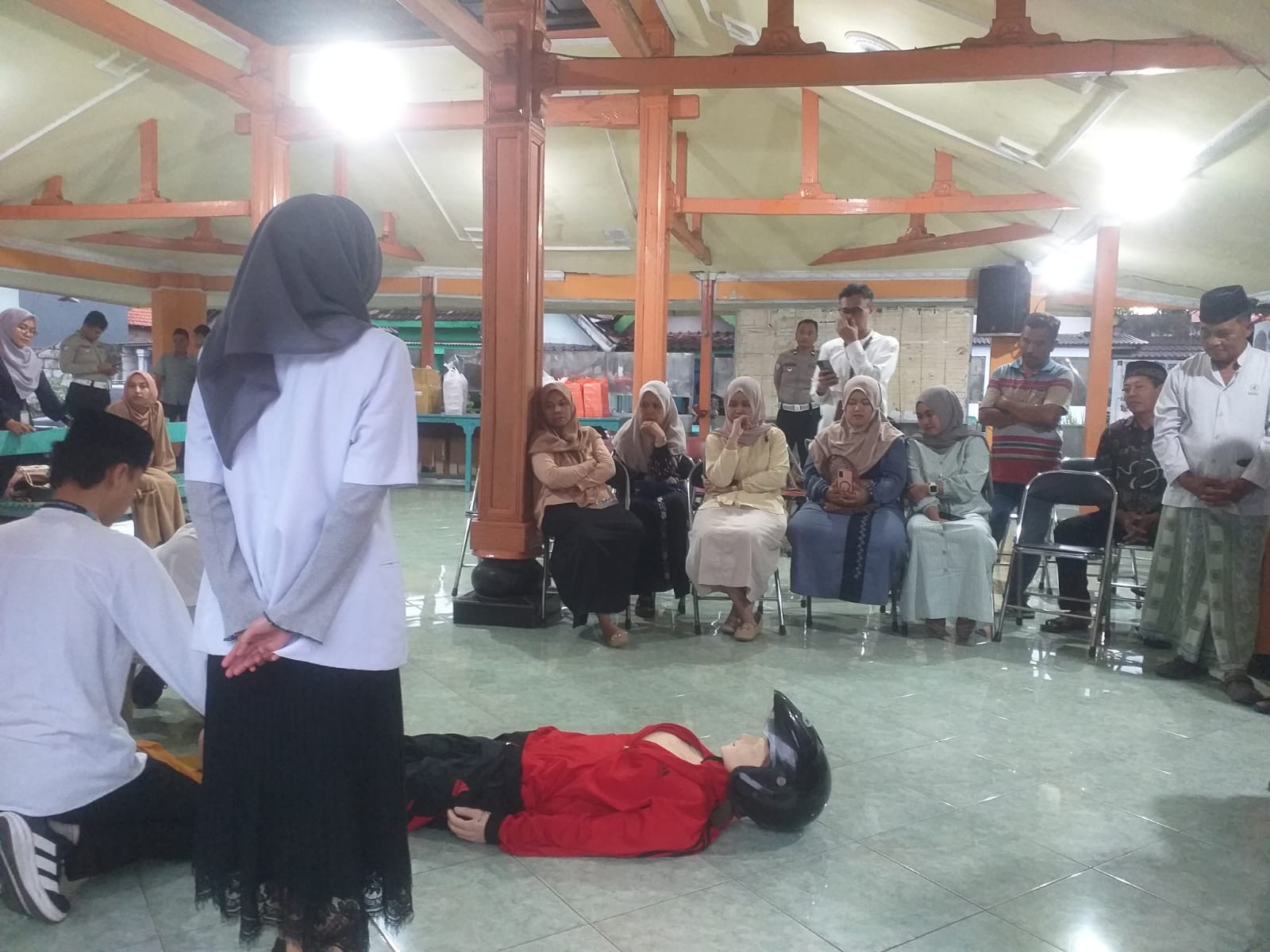 Tekan Fatalitas Kecelakaan, Polisi dan Tenaga Medis Edukasi Warga Balongbendo