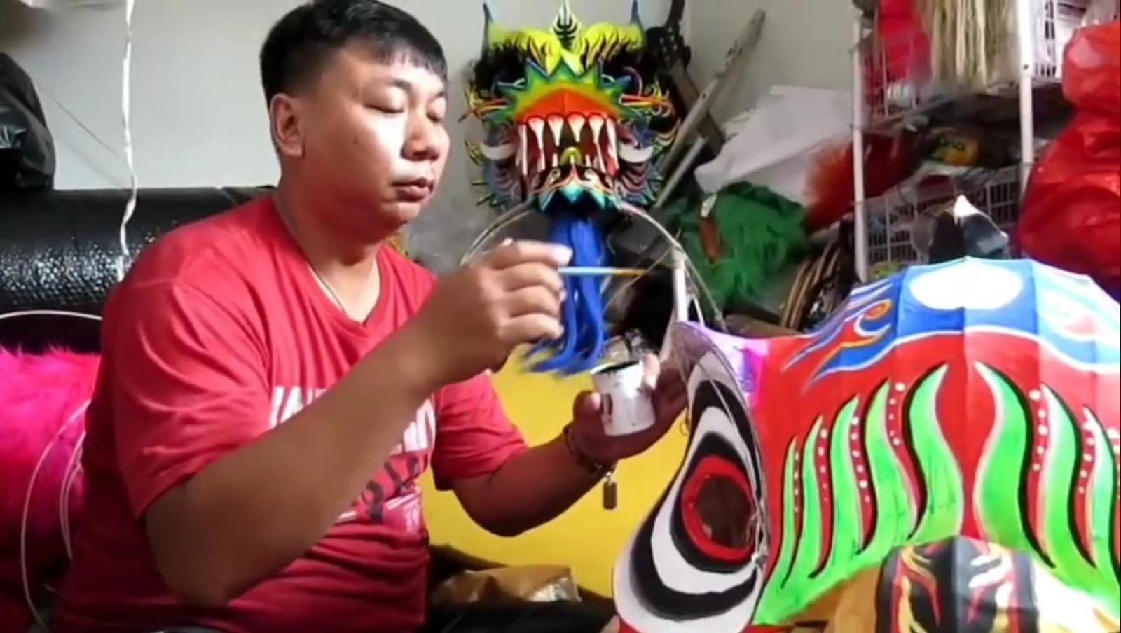 Menjaga Tradisi dari Kamar Kecilnya, Yulius Sibuk Sambut Imlek 5 Menjaga Tradisi dari Kamar Kecilnya, Yulius Sibuk Sambut Imlek