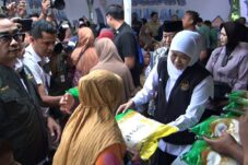 Pasar Murah Jatim Jadi Penahan Laju Inflasi Ramadan 15 Pasar Murah Jatim Jadi Penahan Laju Inflasi Ramadan