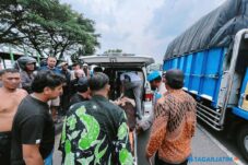 Hendak Mendahului, Wanita di Lamongan Jatuh Terlindas Tronton 14 Hendak Mendahului, Wanita di Lamongan Jatuh Terlindas Tronton