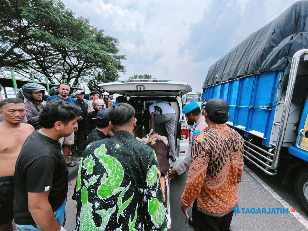 Hendak Mendahului, Wanita di Lamongan Jatuh Terlindas Tronton
