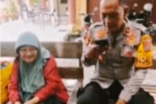 Lansia Asal Garut Nekat ke Lamongan Demi Temui Purnomo Polisi 16 Lansia Asal Garut Nekat ke Lamongan Demi Temui Purnomo Polisi