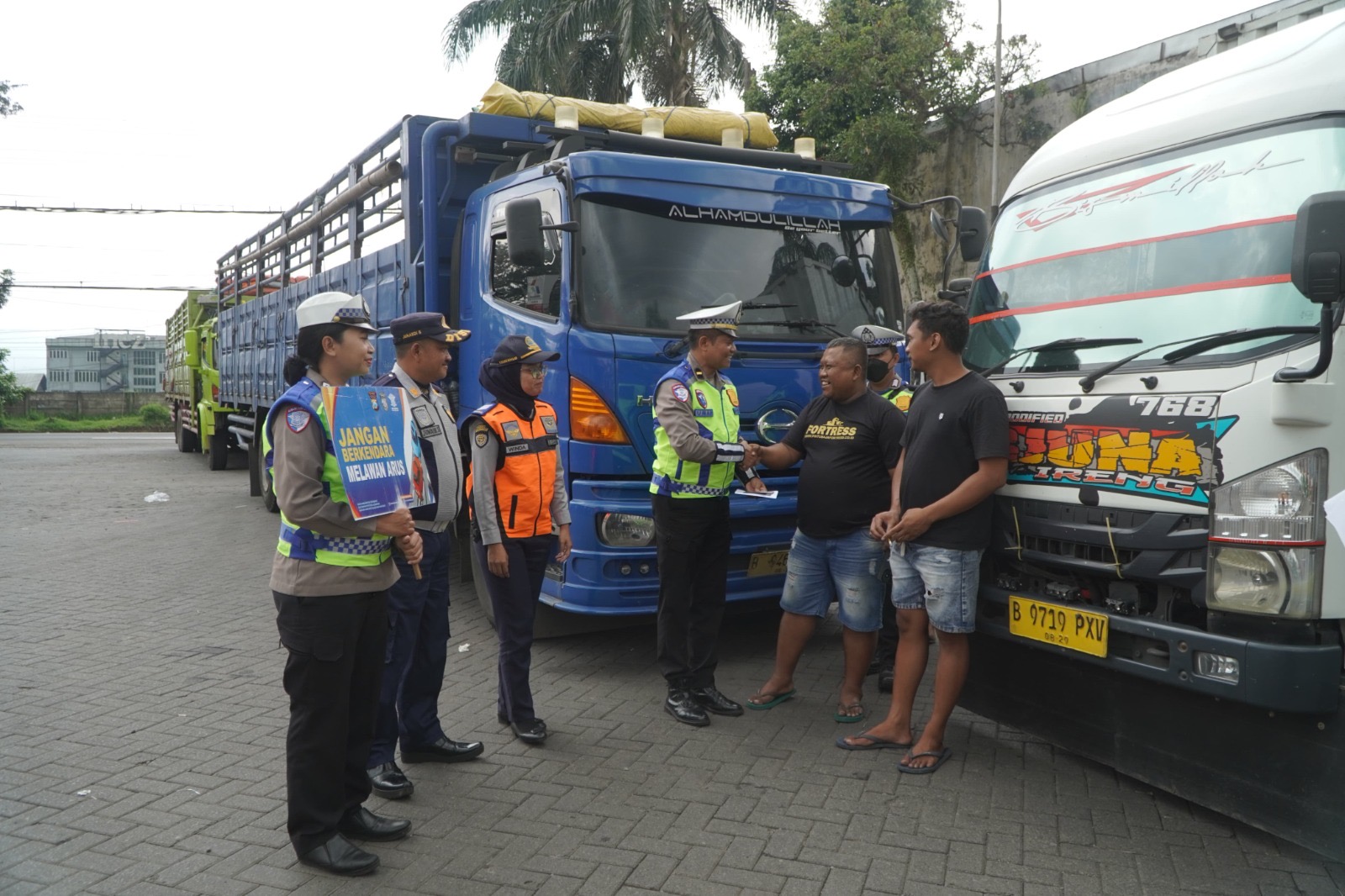 Polres Malang Tertibkan Truk Sumbu Tiga Saat Mudik Lebaran 4 0f0cf47e 787d 4c9d a7d3 a710dfa8e590