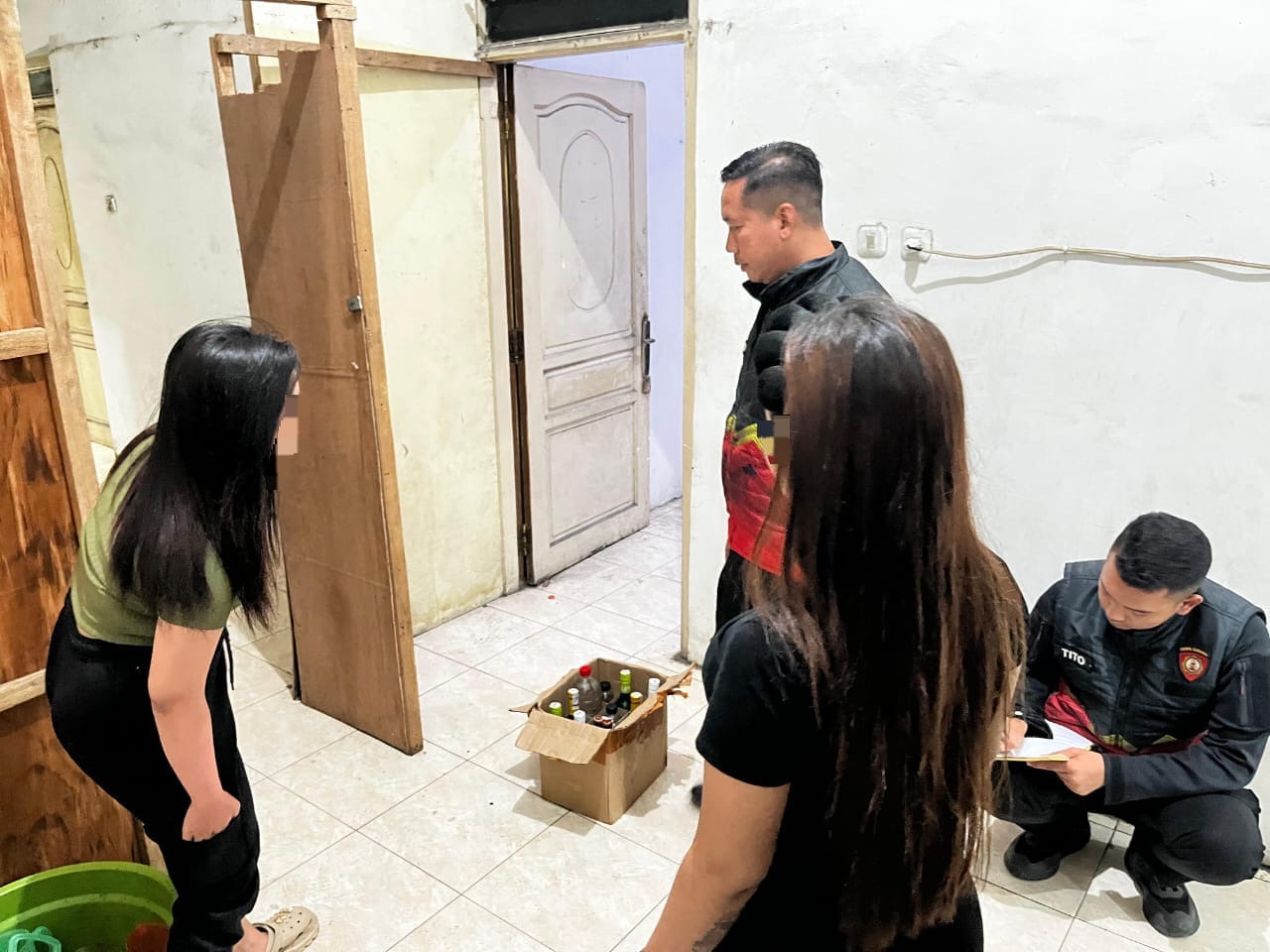Jaga Kesucian Ramadan, Samapta Polres Gresik Razia Warung Jual Miras di Manyar 16 Jaga Kesucian Ramadan, Samapta Polres Gresik Razia Warung Jual Miras di Manyar