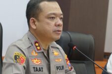 Polres Malang Antisipasi Masuknya Miras dan Flare Saat Laga Arema FC vs Bali United di Kanjuruhan 13 Polres Malang Antisipasi Masuknya Miras dan Flare Saat Laga Arema FC vs Bali United di Kanjuruhan