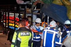 Tabrakan Truk Sayur vs Tronton di Ngawi 1 Tewas
