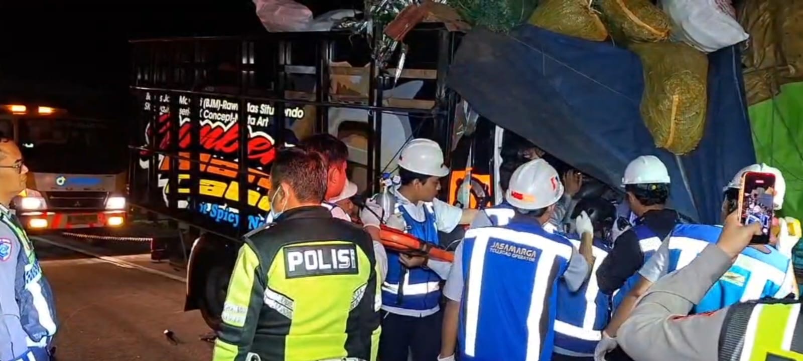 Tabrakan Truk Sayur vs Tronton di Ngawi 1 Tewas