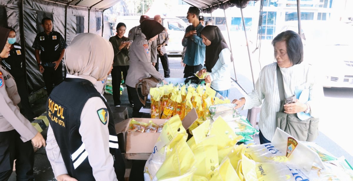 Pasar Murah Polresta Malang Kota Diserbu Warga, Beras hingga Minyak Goreng Ludes 17 Pasar Murah Polresta Malang Kota Diserbu Warga, Beras hingga Minyak Goreng Ludes