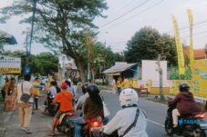 Ratusan Pengendara Dapat Takjil Gratis di Jalan Pamenang Kediri