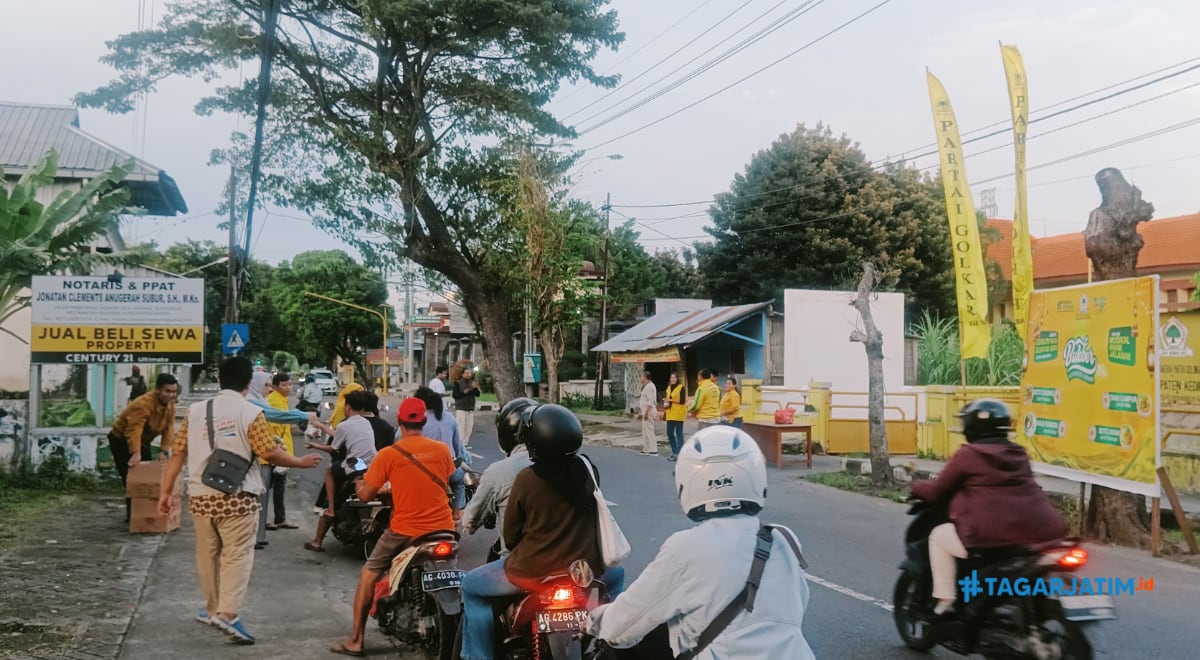 Ratusan Pengendara Dapat Takjil Gratis di Jalan Pamenang Kediri