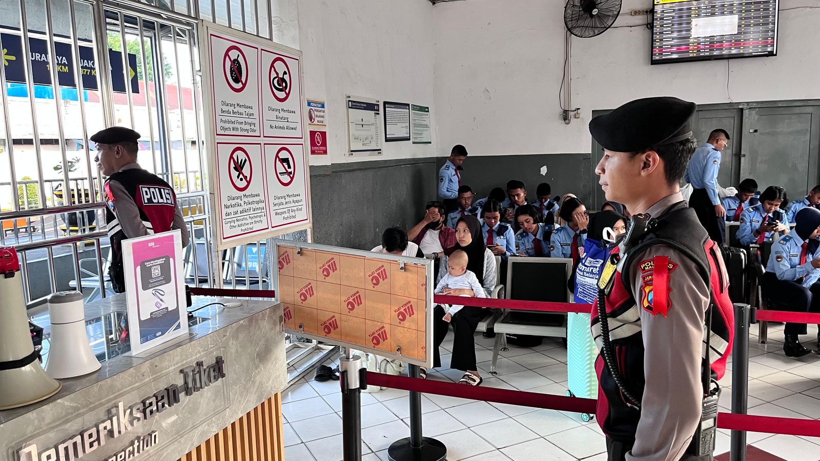 Polres Malang Tingkatkan Pengamanan di Stasiun dan Terminal Jelang Lebaran 11 Polres Malang Tingkatkan Pengamanan di Stasiun dan Terminal Jelang Lebaran