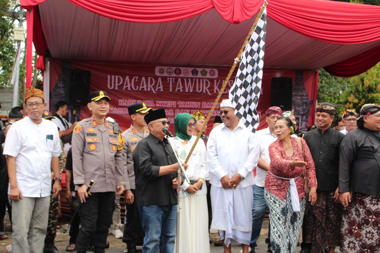 Bupati Blitar Apresiasi Toleransi Hindu dan Muslim dalam Pawai Ogoh Ogoh 7 Bupati Blitar Apresiasi Toleransi Hindu dan Muslim dalam Pawai Ogoh Ogoh