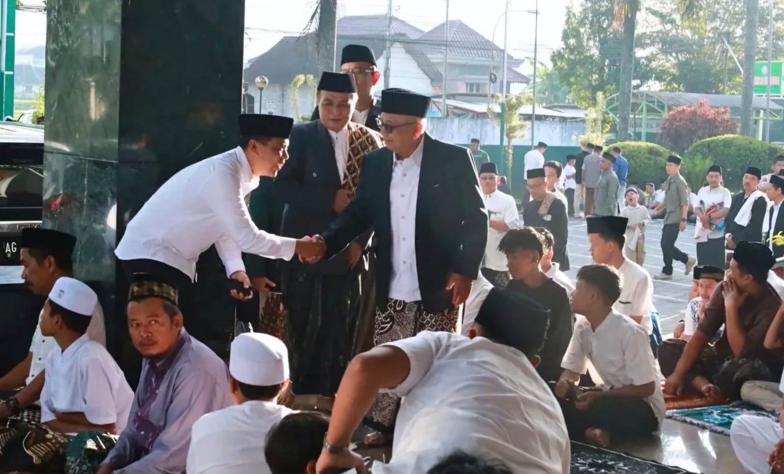 Bupati Blitar dan Wakil Bupati, Kompak Shalat Ied di Masjid Wlingi 4 Bupati Blitar dan Wakil Bupati, Kompak Shalat Ied di Masjid Wlingi