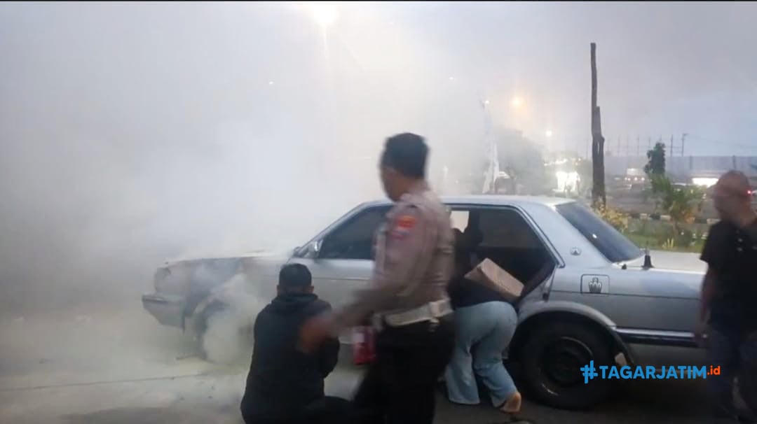 Polres Ngawi Sigap Padamkan Mobil Terbakar di Rest Area Km 575B Tol Ngawi-Solo