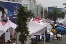 Angin Kencang Terjang Sidoarjo, Lapak di Sun City Mall Rusak dan Pohon Tumbang di Medaeng