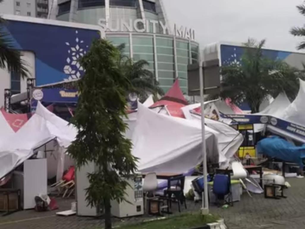 Angin Kencang Terjang Sidoarjo, Lapak di Sun City Mall Rusak dan Pohon Tumbang di Medaeng
