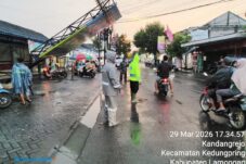 Papan Iklan Roboh di Kedungpring, Polisi Bersama Warga Lakukan Evakuasi 17 Papan Iklan Roboh di Kedungpring, Polisi Bersama Warga Lakukan Evakuasi