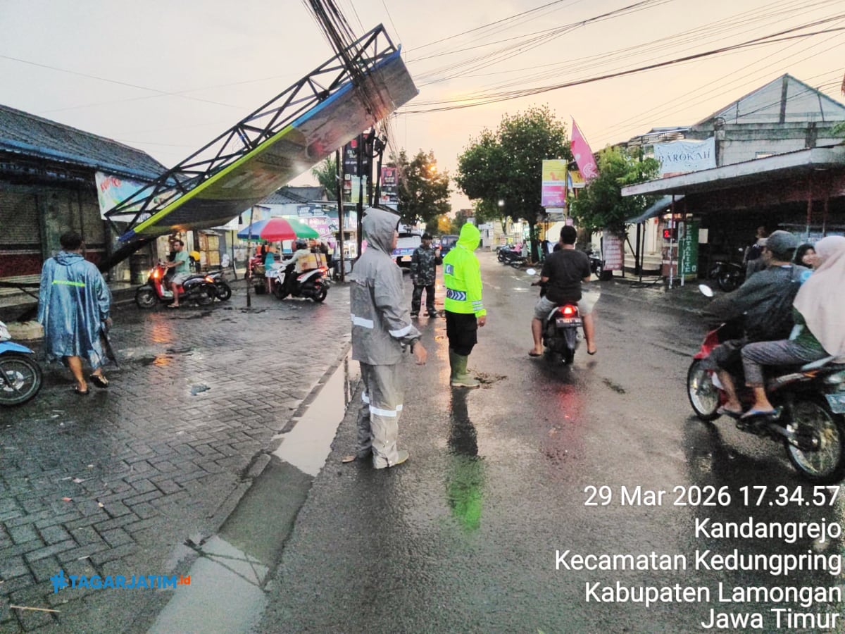 Papan Iklan Roboh di Kedungpring, Polisi Bersama Warga Lakukan Evakuasi