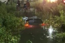 Diduga Sopir Mengantuk, Mobil Avanza Terperosok ke Sungai di Karanggeneng Lamongan 2 Diduga Sopir Mengantuk, Mobil Avanza Terperosok ke Sungai di Karanggeneng Lamongan