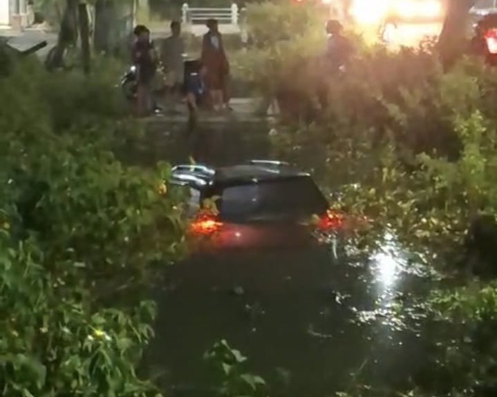 Diduga Sopir Mengantuk, Mobil Avanza Terperosok ke Sungai di Karanggeneng Lamongan