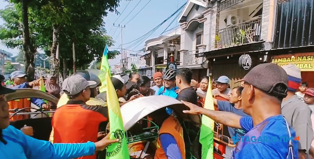 Pembagian Zakat Uang Kepada 800 Tukang Becak dan Warga di Ngawi Diwarnai Keributan