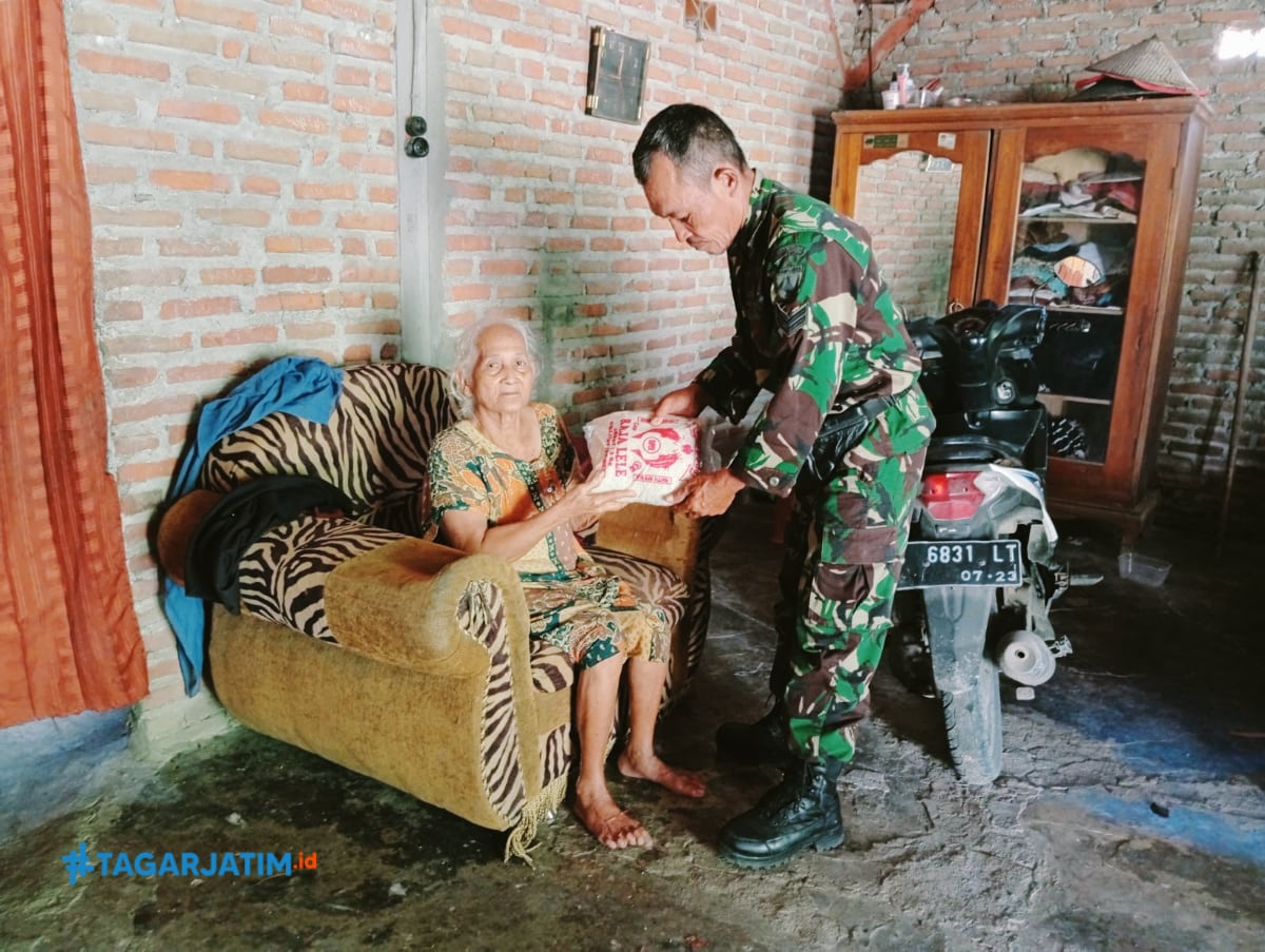 Babinsa Kodim 0812 Lamongan Salurkan Zakat Fitrah ke Warga Kurang Mampu