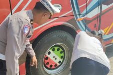 Polres Ngawi, Dishub dan Dinkes Gelar Pemeriksaan Ramp check dan Urine Sopir Bus 5 Polres Ngawi, Dishub dan Dinkes Gelar Pemeriksaan Ramp check dan Urine Sopir Bus