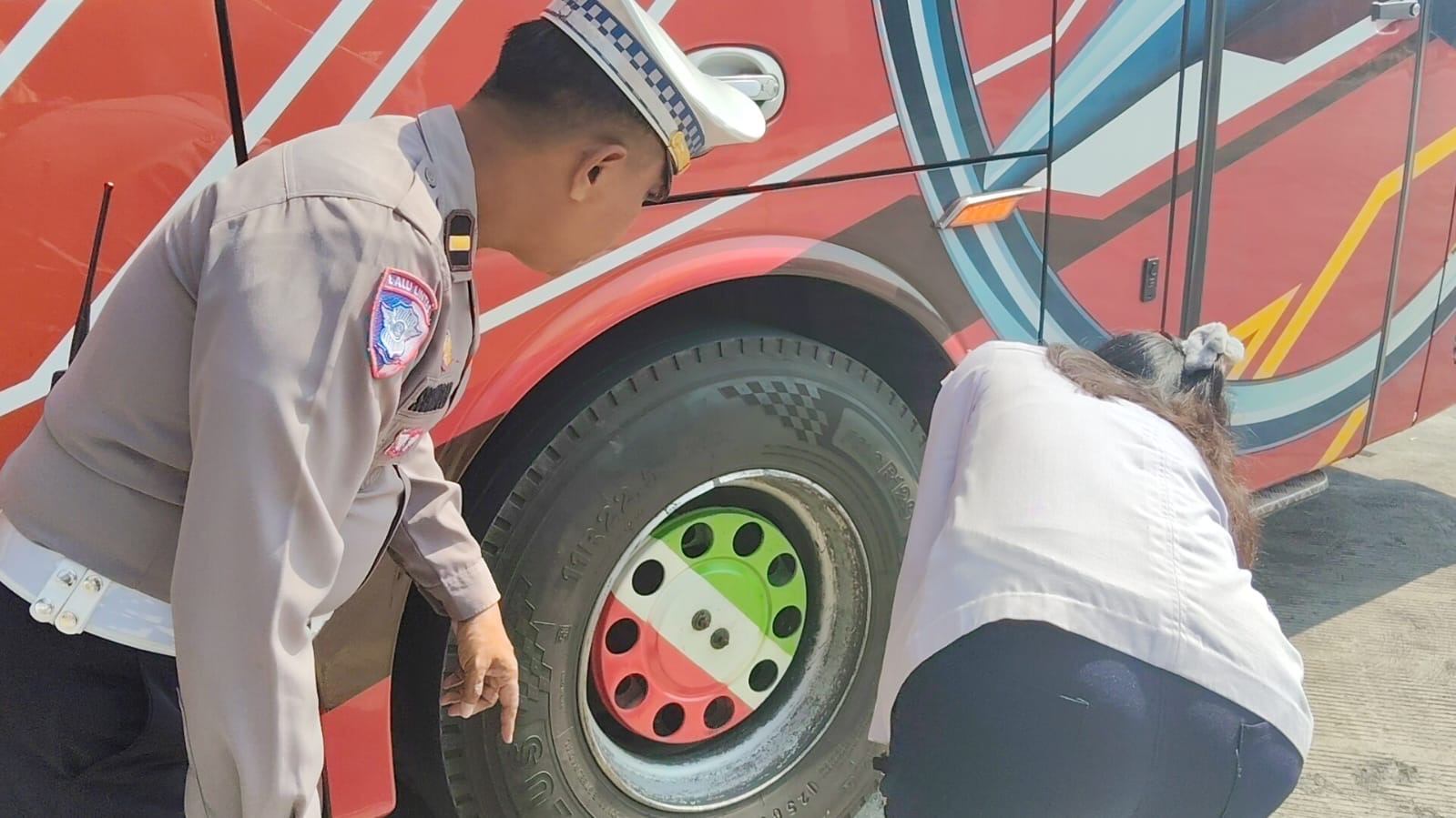 Polres Ngawi, Dishub dan Dinkes Gelar Pemeriksaan Ramp check dan Urine Sopir Bus 7 Polres Ngawi, Dishub dan Dinkes Gelar Pemeriksaan Ramp check dan Urine Sopir Bus