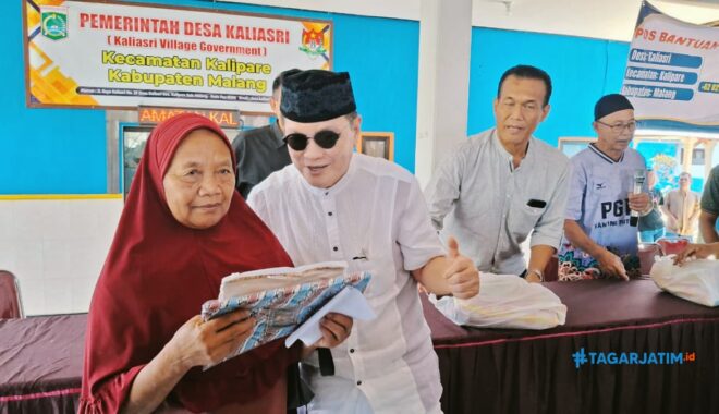 Berkat Live TikTok Bang Hewod, 160 Dhuafa di Desa Kaliasri Dapat Santunan 2 Komisaris Utama PT ACA, Iwan Kurniawan secara simbolis memberikan santunan berupa paket sembako dan pakaian (4/3/2026) (Abdullah/tagarjatim.id)