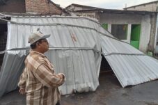 Angin Kencang Terjang Kecamatan Taman Sidoarjo, Papan Reklame dan Atap Balai RW Roboh