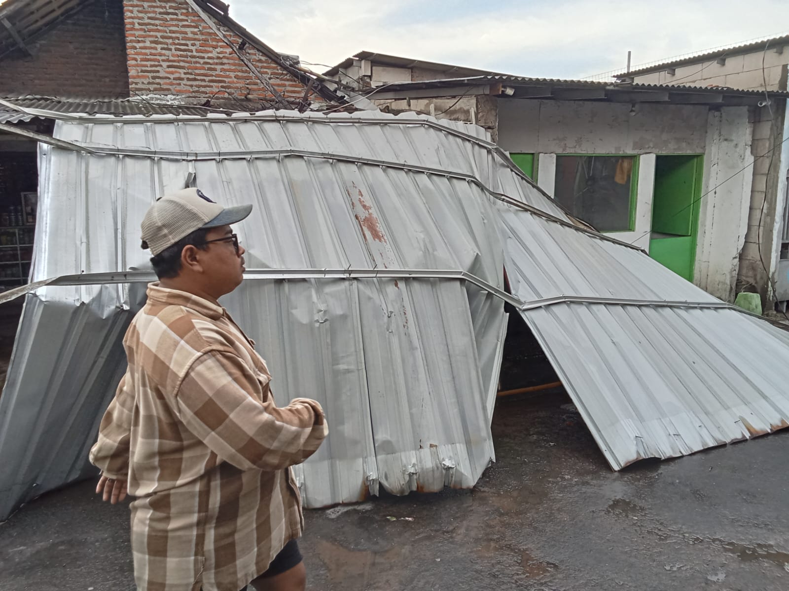 Angin Kencang Terjang Kecamatan Taman Sidoarjo, Papan Reklame dan Atap Balai RW Roboh