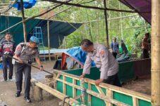 Polres Malang Bongkar Lokasi Diduga Arena Sabung Ayam di Gedangan 14 Polres Malang Bongkar Lokasi Diduga Arena Sabung Ayam di Gedangan