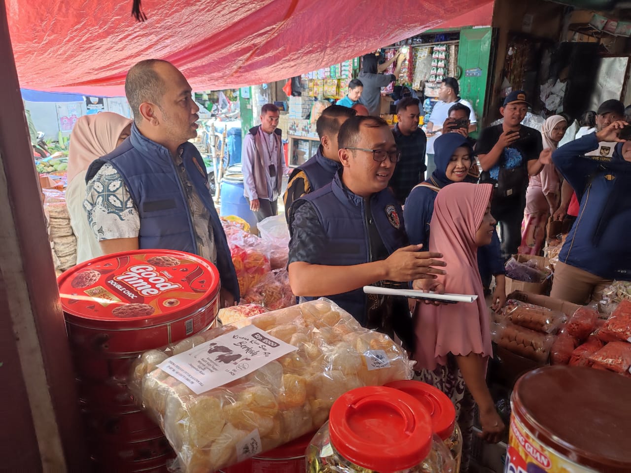 Satgas Pangan Pastikan Stok Bahan Pokok di Pasar Kepanjen Aman Jelang Idulfitri 18 Satgas Pangan Pastikan Stok Bahan Pokok di Pasar Kepanjen Aman Jelang Idulfitri