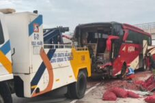 1 Tewas dan Belasan Luka-luka, Bus Rombongan Pemudik Tabrak Truk Muatan Bawang di Tol Ngawi-Solo 15 1 Tewas dan Belasan Luka-luka, Bus Rombongan Pemudik Tabrak Truk Muatan Bawang di Tol Ngawi-Solo