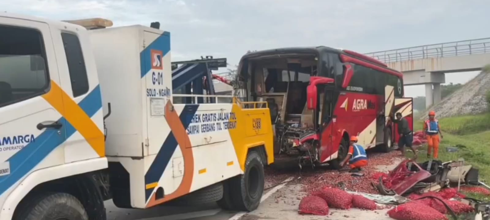 1 Tewas dan Belasan Luka-luka, Bus Rombongan Pemudik Tabrak Truk Muatan Bawang di Tol Ngawi-Solo