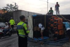 Hindari Kendaraan Menyeberang, Truk Muatan Sound System Terguling di Lamongan 14 Hindari Kendaraan Menyeberang, Truk Muatan Sound System Terguling di Lamongan