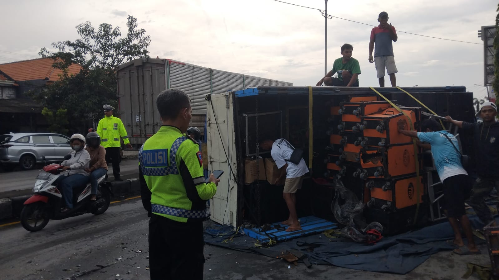 Hindari Kendaraan Menyeberang, Truk Muatan Sound System Terguling di Lamongan