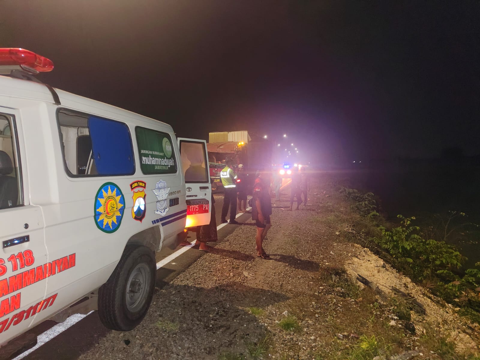 Truk Box Rusak Ditabrak Truk Tronton hingga Terguling, Satu Orang Tewas di Lamongan
