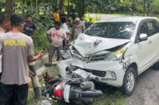 Mobil Tabrak Motor di Jalan Raya Ngawi-Bojonegoro, 1 Tewas dan 3 Luka 1 Mobil Tabrak Motor di Jalan Raya Ngawi-Bojonegoro, 1 Tewas dan 3 Luka