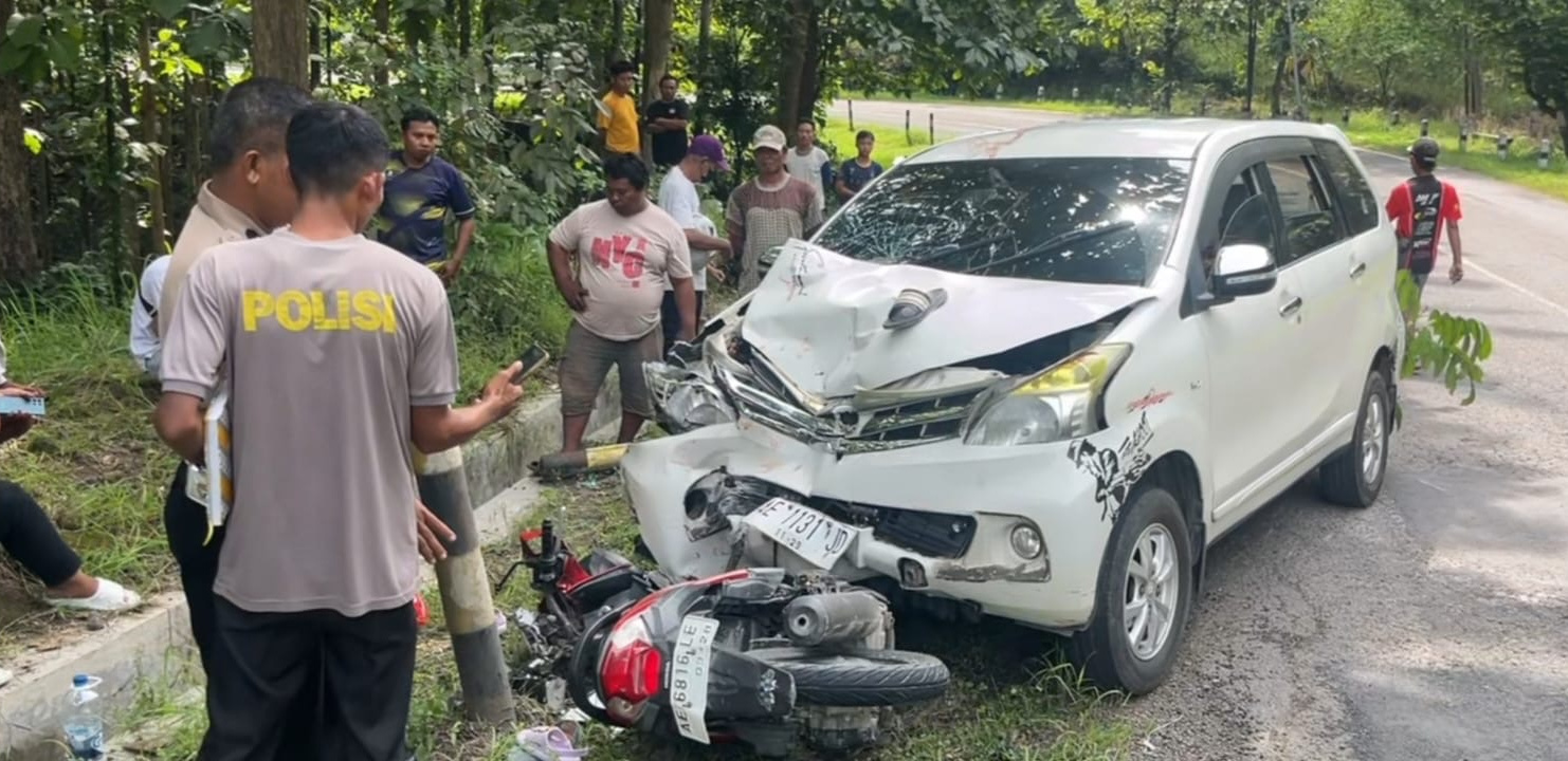 Mobil Tabrak Motor di Jalan Raya Ngawi-Bojonegoro, 1 Tewas dan 3 Luka
