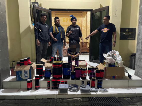 Polisi Ringkus 4 Pelaku Peracik dan Pengedar Bubuk Petasan di Blitar 15 Polisi Ringkus 4 Pelaku Peracik dan Pengedar Bubuk Petasan di Blitar