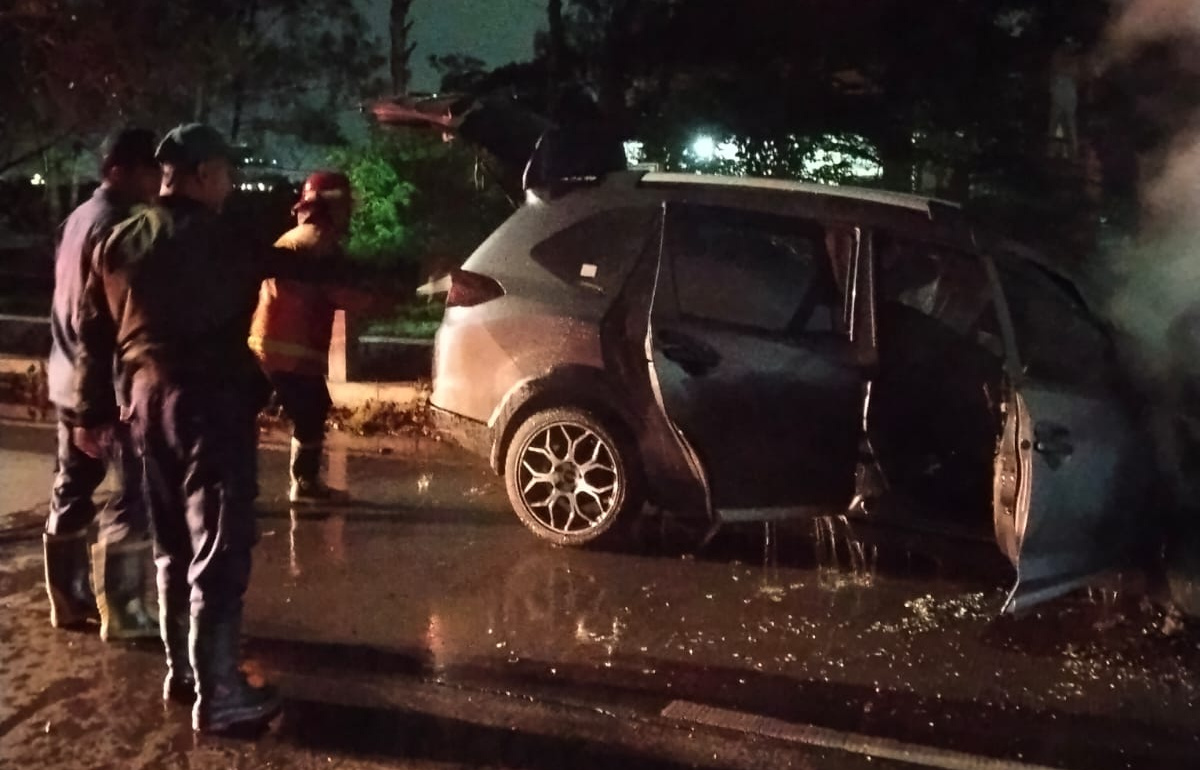 Mobil Honda HRV Terbakar di Jalan Raya Jenwangi Sidoarjo, Dua Unit Damkar Diterjunkan