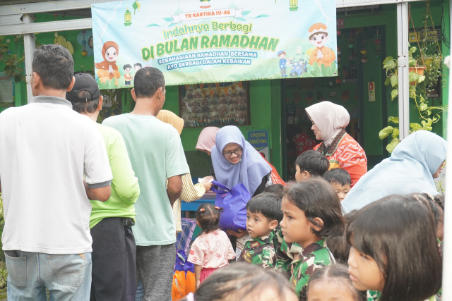 Yayasan Kartika Jaya Kodim 0812 Lamongan Berbagi Sembako untuk Warga