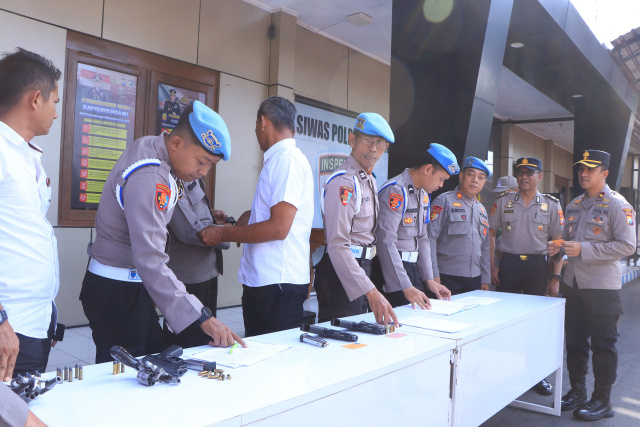 Cek Senpi, Polres Ngawi Pastikan Kesiapan dan Disiplin Personel 14 Cek Senpi, Polres Ngawi Pastikan Kesiapan dan Disiplin Personel